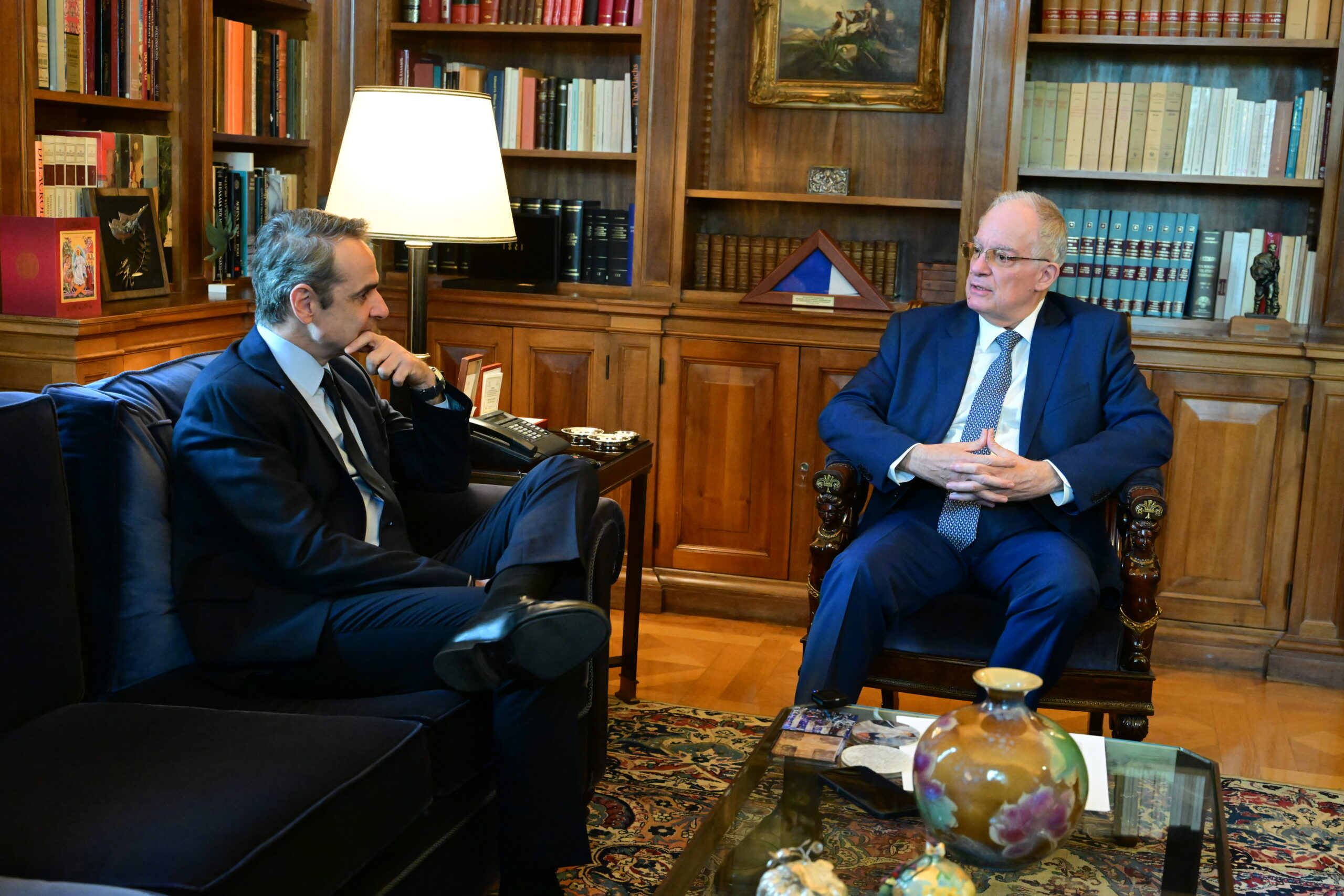 [377281] ΣΥΝΑΝΤΗΣΗ ΤΟΥ ΠτΔ ΚΩΣΤΑ ΤΑΣΟΥΛΑ ΜΕ ΤΟΝ ΠΡΩΘΥΠΟΥΡΓΟ ΚΥΡΙΑΚΟ ΜΗΤΣΟΤΑΚΗ     (ΤΑΤΙΑΝΑ ΜΠΟΛΑΡΗ/EUROKINISSI)