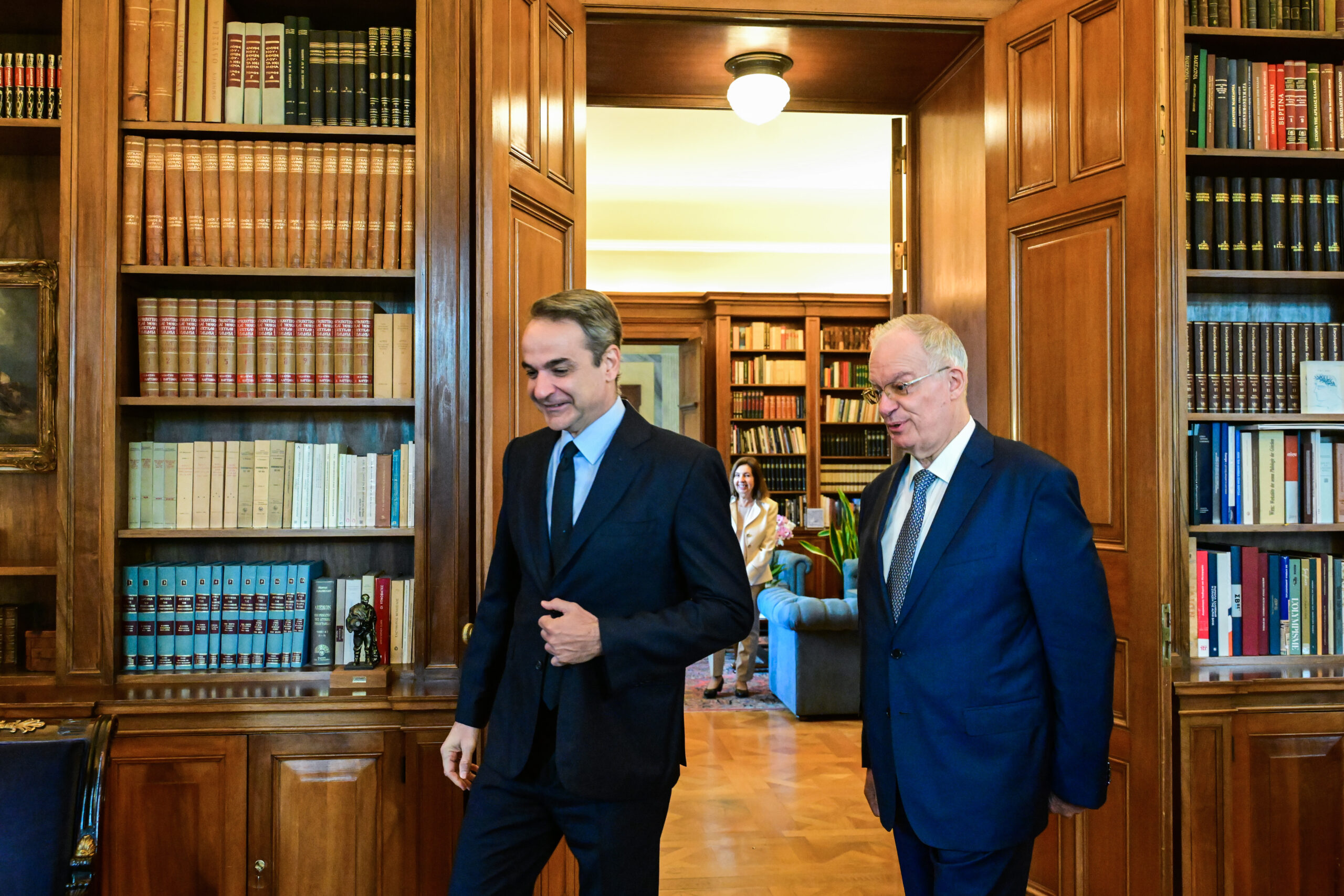 [377281] ΣΥΝΑΝΤΗΣΗ ΤΟΥ ΠτΔ ΚΩΣΤΑ ΤΑΣΟΥΛΑ ΜΕ ΤΟΝ ΠΡΩΘΥΠΟΥΡΓΟ ΚΥΡΙΑΚΟ ΜΗΤΣΟΤΑΚΗ     (ΤΑΤΙΑΝΑ ΜΠΟΛΑΡΗ/EUROKINISSI)