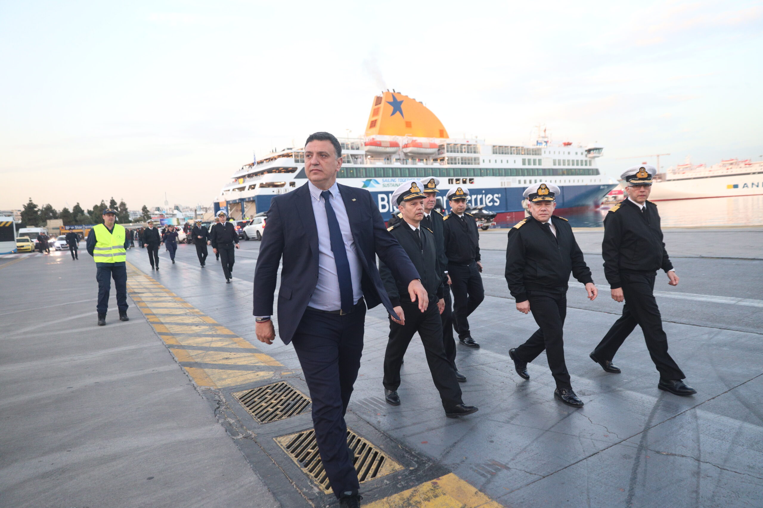 [377301] ΕΠΙΣΚΕΨΗ ΤΟΥ YΠOYPΓΟΥ NAYTIΛIAΣ KAI NHΣIΩTIKHΣ ΠOΛITIKHΣ BAΣIΛH KIKIΛIA ΣΤΟ ΛΙΜΑΝΙ ΤΟΥ ΠΕΙΡΑΙΑ   (ΓΙΑΝΝΗΣ ΠΑΝΑΓΟΠΟΥΛΟΣ/EUROKINISSI)