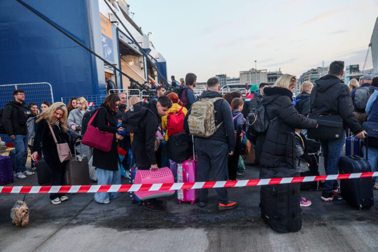 Εγκαταλείπουν την Αθήνα οι εκδρομείς του Πάσχα – Γεμάτα αναχωρούν πλοία και ΚΤΕΛ