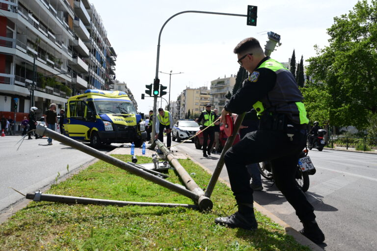 Πώς συνέβη το τροχαίο στο Παγκράτι – Σε σοβαρή κατάσταση η μία πεζή και η ασθενής που μετέφερε το ασθενοφόρο