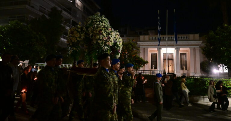 Σε κατανυκτική ατμόσφαιρα η περιφορά των Επιταφίων – Το πένθος και η προσδοκία της Ανάστασης