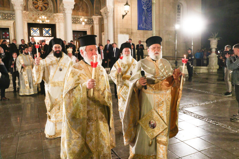Με μεγαλοπρέπεια τελέστηκε η Ακολουθία της Αναστάσεως στη Μητρόπολη Αθηνών