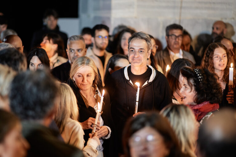Στον Ιερό Ναό Αγίας Τριάδας Καρδιανής Τήνου παρακολούθησαν την Ακολουθία της Ανάστασης ο Κ. Μητσοτάκης με τη σύζυγό του