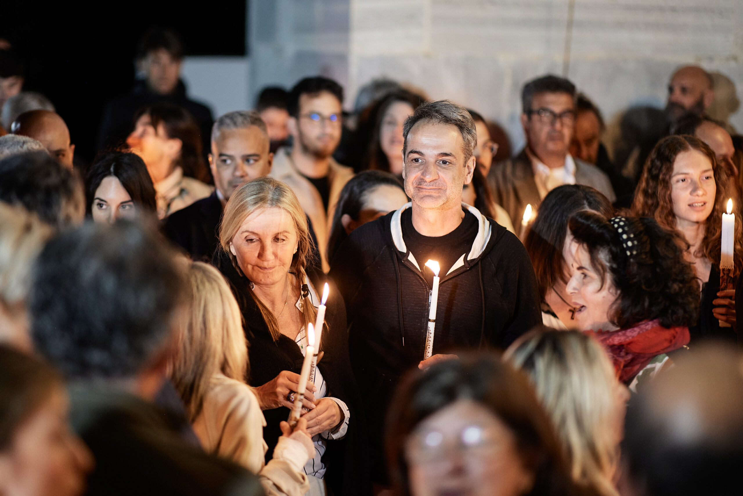 Στην Τήνο παρακολούθησαν την Ακολουθία της Ανάστασης ο πρωθυπουργός Κ. Μητσοτάκης με τη σύζυγό του