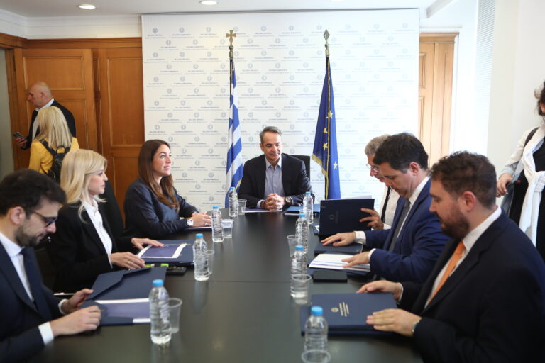 Επίσκεψη του Πρωθυπουργού στο υπουργείο Κοινωνικής Συνοχής και Οικογένειας – Δηλώσεις πριν από λίγο