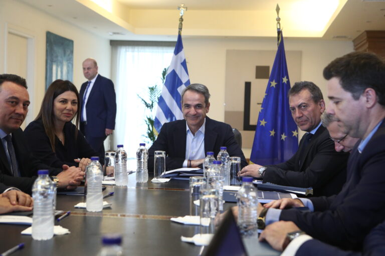 Επίσκεψη του Πρωθυπουργού στο υπουργείο Παιδείας – Δηλώσεις πριν από λίγο
