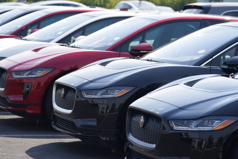 Η Jaguar Land Rover βάζει τέλος στις αποστολές στις ΗΠΑ μετά τους δασμούς Τραμπ