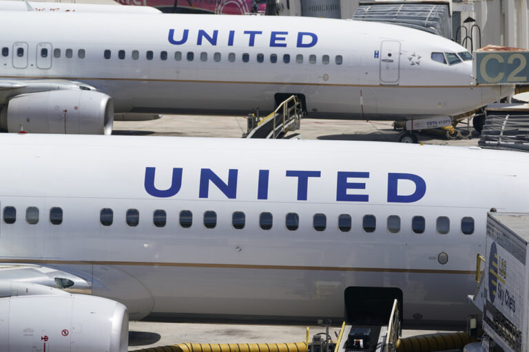 ΗΠΑ: Πρόβλημα σε κινητήρα Boeing 737 εν πτήσει – Σε εξέλιξη έρευνα από την FAA