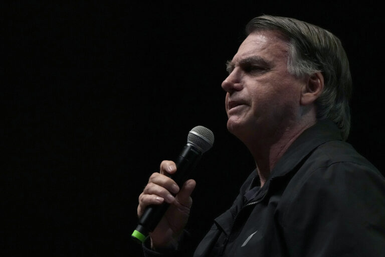 Βραζιλία: Ο πρώην πρόεδρος Μπολσονάρου αναρρώνει στη ΜΕΘ έπειτα από 12ωρη «περίπλοκη» χειρουργική επέμβαση