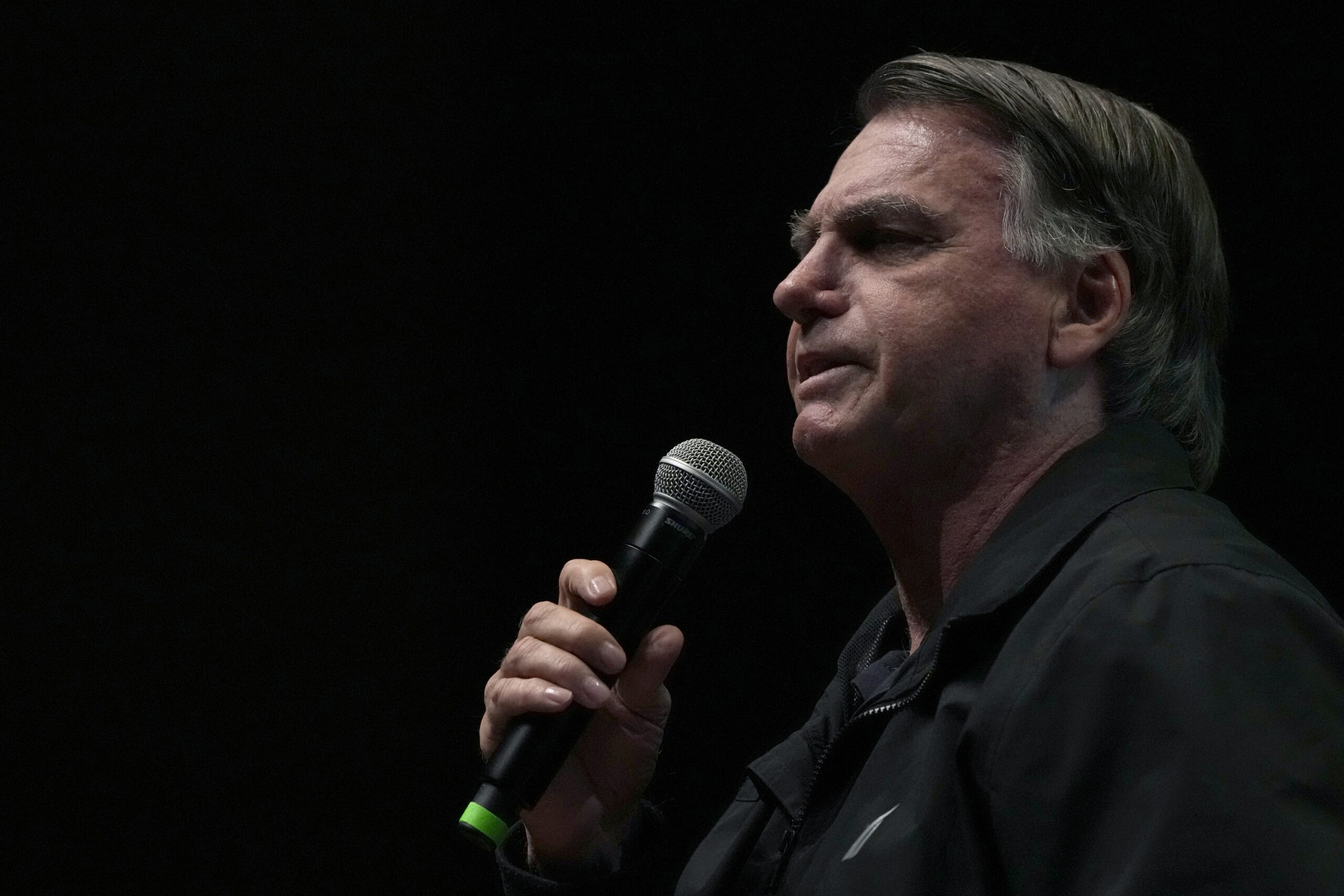 Βραζιλία: Ο πρώην πρόεδρος Μπολσονάρου αναρρώνει στη ΜΕΘ έπειτα από 12ωρη «περίπλοκη» χειρουργική επέμβαση