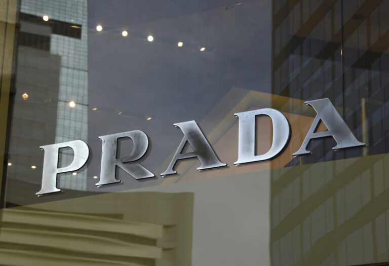 Η Prada εξαγοράζει τον οίκο Versace