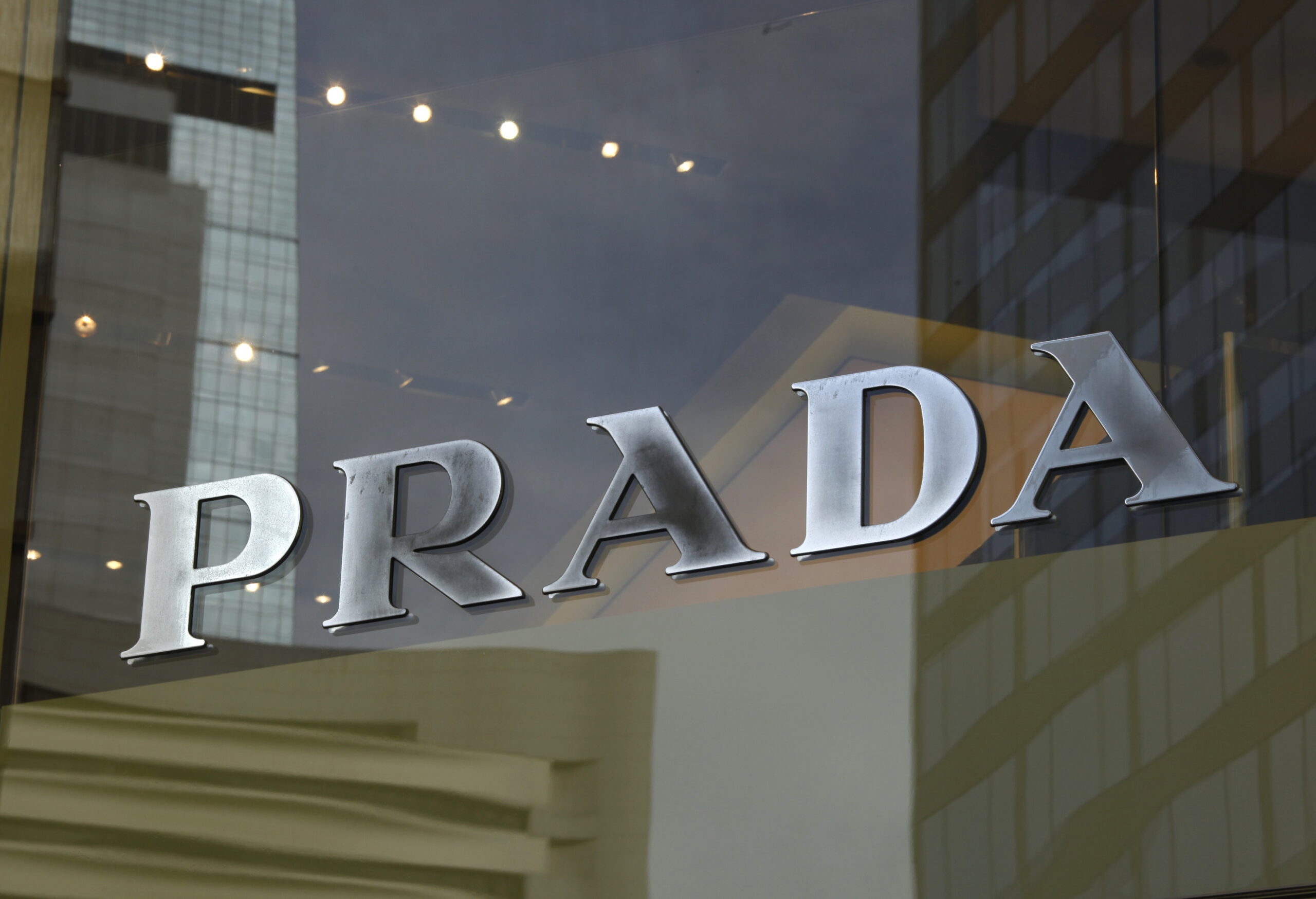Η Prada εξαγοράζει τον οίκο Versace Η Prada εξαγοράζει τον οίκο Versace
