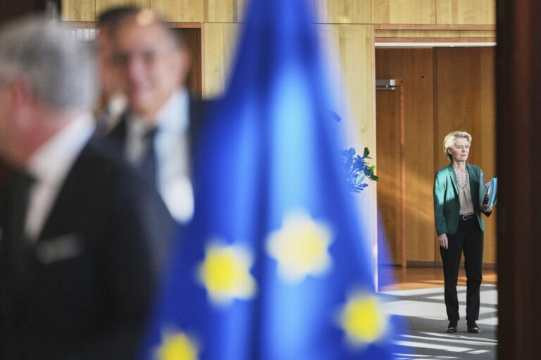EE: Χαμηλοί τόνοι με προτεραιότητα στο διάλογο, εν αναμονή των δασμών από Τραμπ