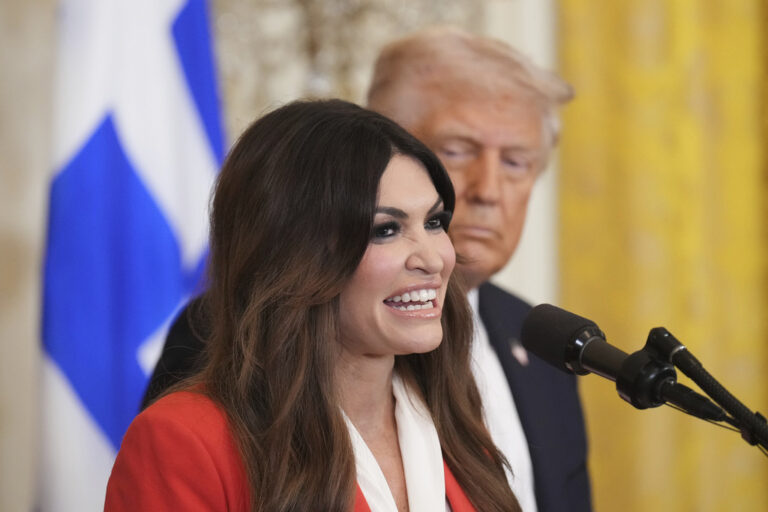 Κίμπερλι Γκίλφοϊλ: Δεν παρέλειψε την ελληνική τσάντα στη φωτογραφία από το Chat GPT