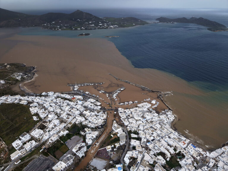 Αγώνας δρόμου για την αποκατάσταση των ζημιών σε Πάρο και Μύκονο ενόψει Πάσχα – Απομακρύνονται φερτά υλικά και τόνοι λάσπης από τη Νάουσα