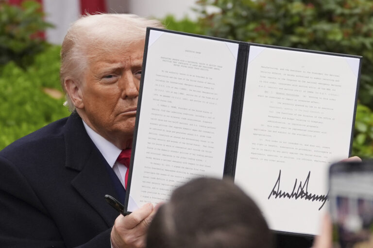 «Trumponomics»: Ο μαθηματικός τύπος υπολογισμού των δασμών που κάνει τους αναλυτές να δυσανασχετούν