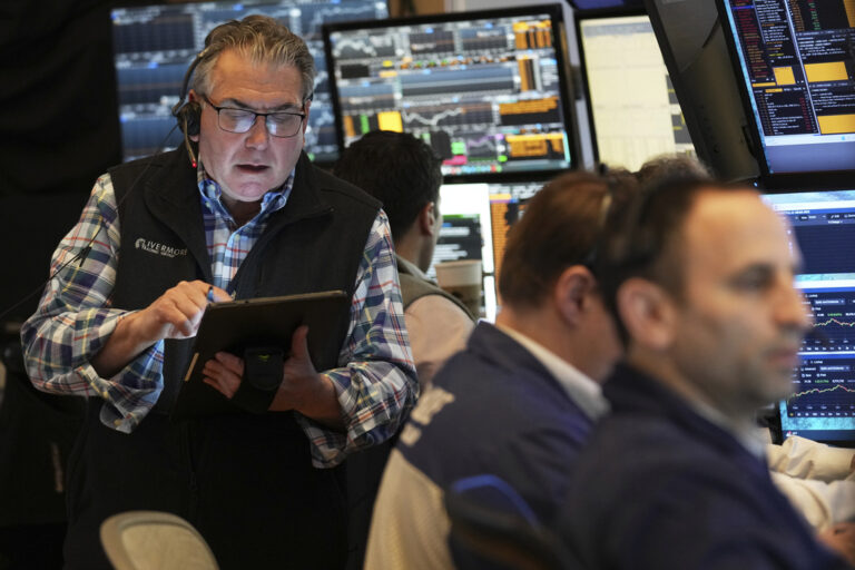 Ακραίες διακυμάνσεις στη Wall Street με φόντο τα σενάρια για «πάγωμα» στους δασμούς – Διαψεύδει ο Λευκός Οίκος