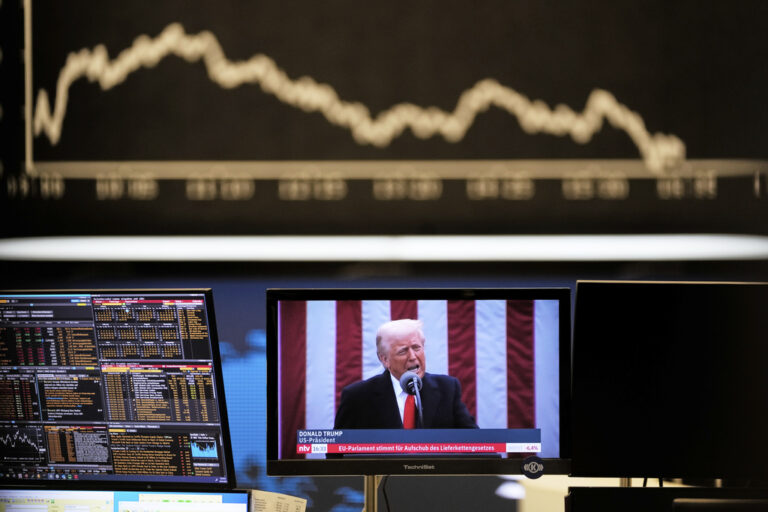 Ο Τραμπ βαρύνεται με υποψίες για insider trading: Πολιτικοί, δημοσιογράφοι και αναλυτές τον κατηγορούν για χειραγώγηση της αγοράς