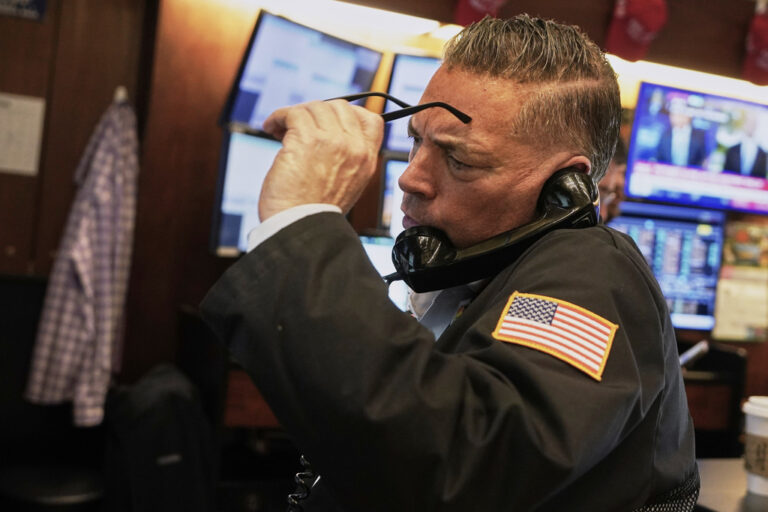 Στο «κόκκινο» και πάλι η Wall Street – Πέφτει η τιμή του πετρελαίου, υποχωρεί το δολάριο έναντι του ευρώ