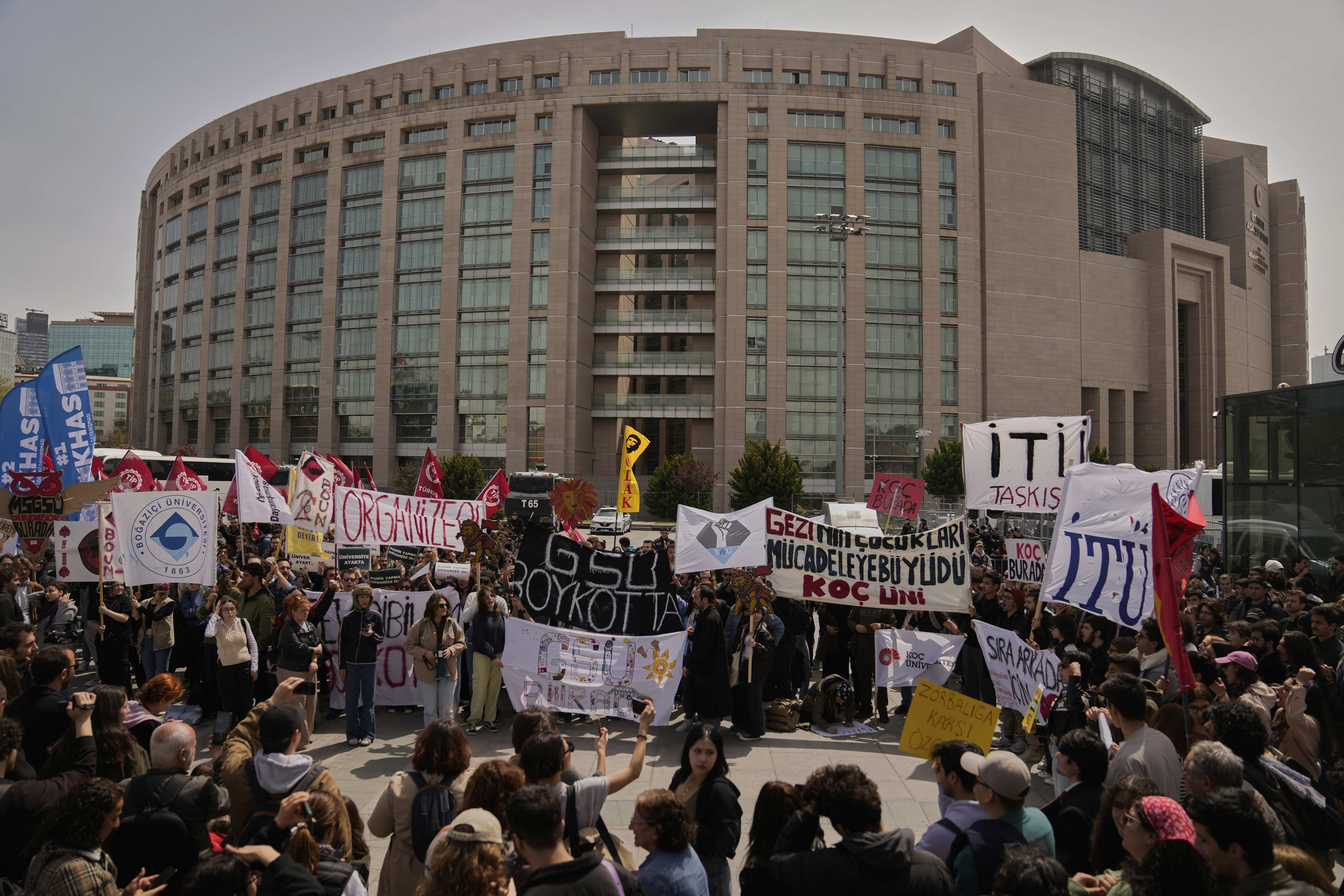 «Πρεμιέρα» της δίκης φοιτητών και δημοσιογράφων για τις διαδηλώσεις στην Κωνσταντινούπολη – Συγκέντρωση διαμαρτυρίας έξω από το δικαστήριο