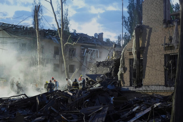 Ζελένσκι: Η Ρωσία φαίνεται ότι χρησιμοποίησε βορειοκορεάτικο βαλλιστικό πύραυλο σε χτύπημα στο Κίεβο