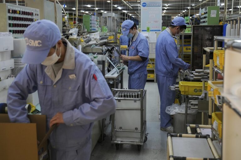 Τα κινεζικά εργοστάσια αναστέλλουν την παραγωγή και αναζητούν νέες αγορές εξαιτίας των δασμών Τραμπ