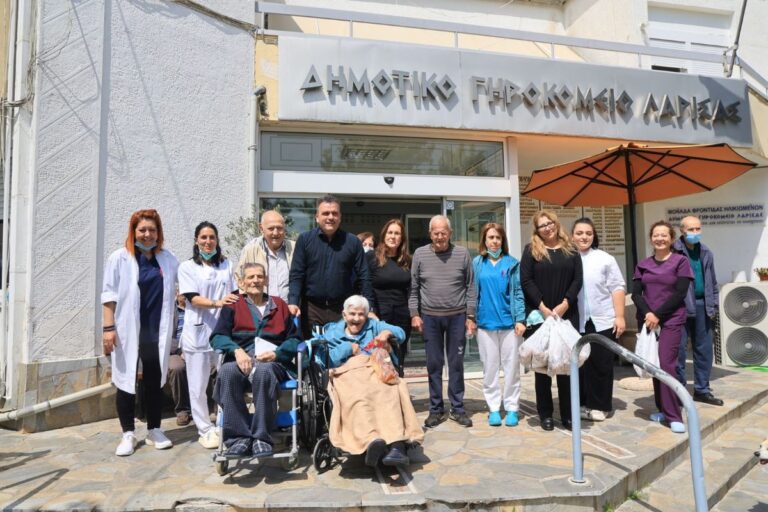 Πασχαλινά δώρα και ευχές σε κοινωνικές δομές και λαϊκή αγορά απο τον δήμαρχο Λαρισαίων