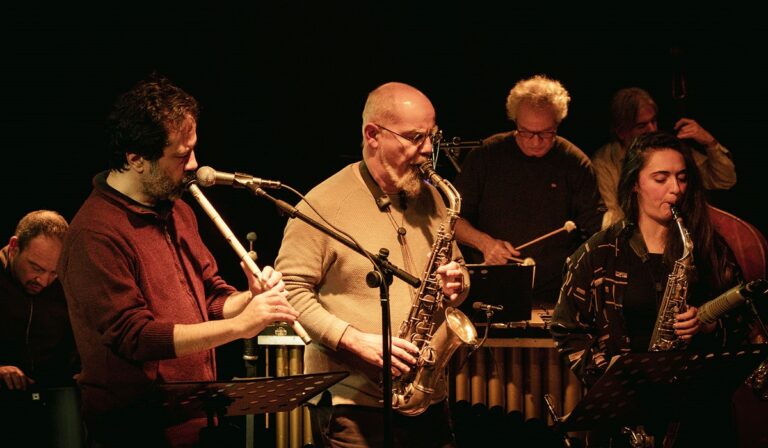 «Barakos Orchestra» στο Theatre of the No: Μια μουσική σύμπραξη προς τιμήν του Γιώργου Μπαράκου