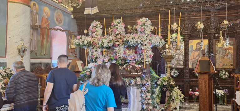 Εντυπωσιακοί Επιτάφιοι σε όλες τις Εκκλησίες