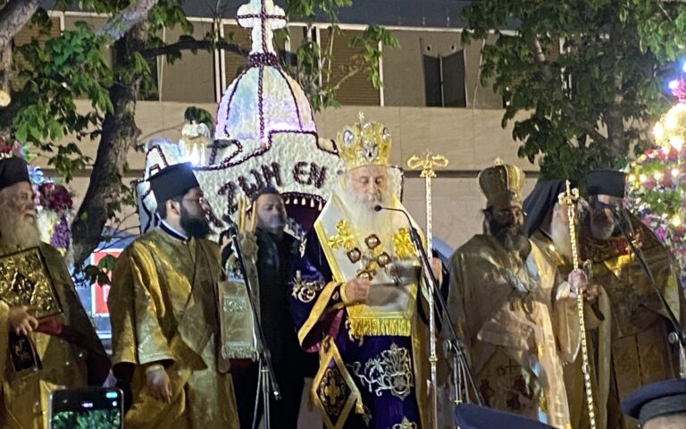 Τρίπολη: Με κατάνυξη η συνάντηση των Επιταφίων στην κεντρική πλατεία της πόλης