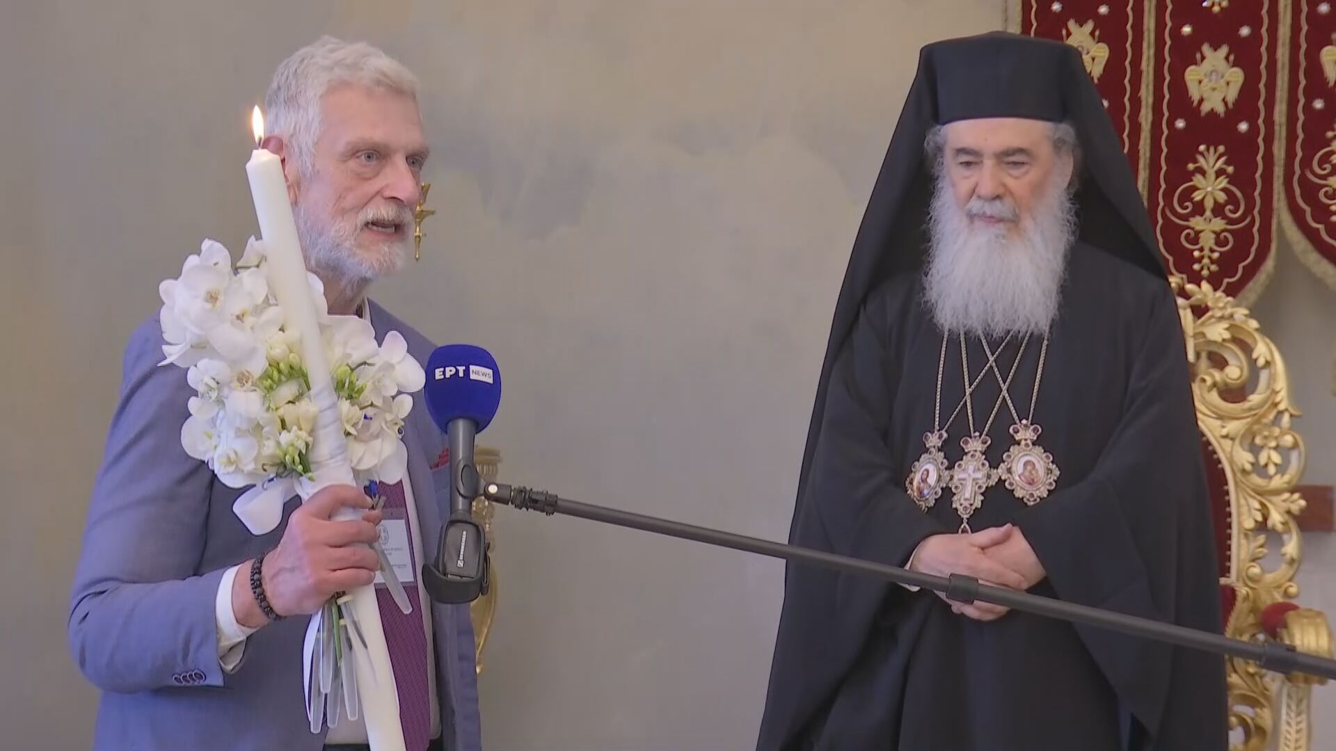 Η παράδοση του Αγίου Φωτός στην ελληνική αποστολή από τον Πατριάρχη Ιεροσολύμων Θεόφιλο Γ’