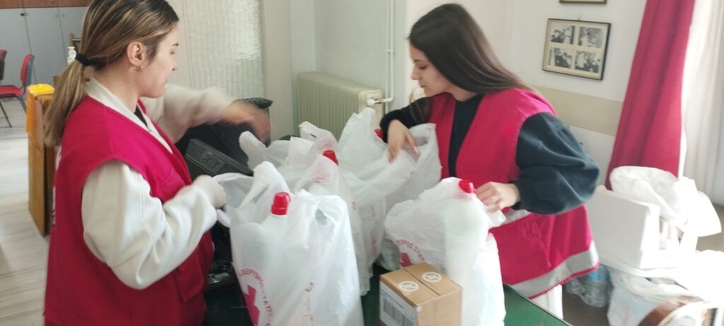 Διανομή ειδών διατροφής σε άπορους από τον Ερυθρό Σταυρό