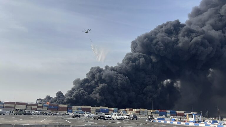 Sky News Arabia: Τρία σενάρια για την τεράστια έκρηξη στο λιμάνι Μπαντάρ Αμπάς