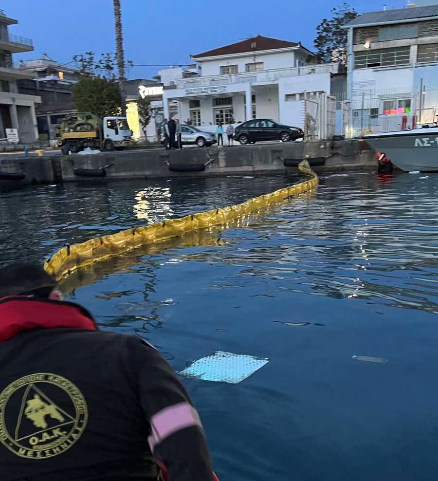 Καλαμάτα: Επιχείρηση αντιρρύπανσης στο λιμάνι