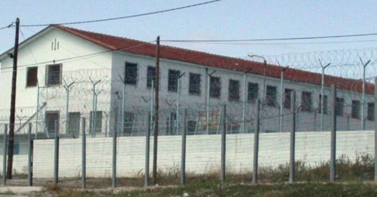 Στον εισαγγελέα φυλακισμένος της Κασσαβέτειας που έβαλε φωτιά στο στρώμα του