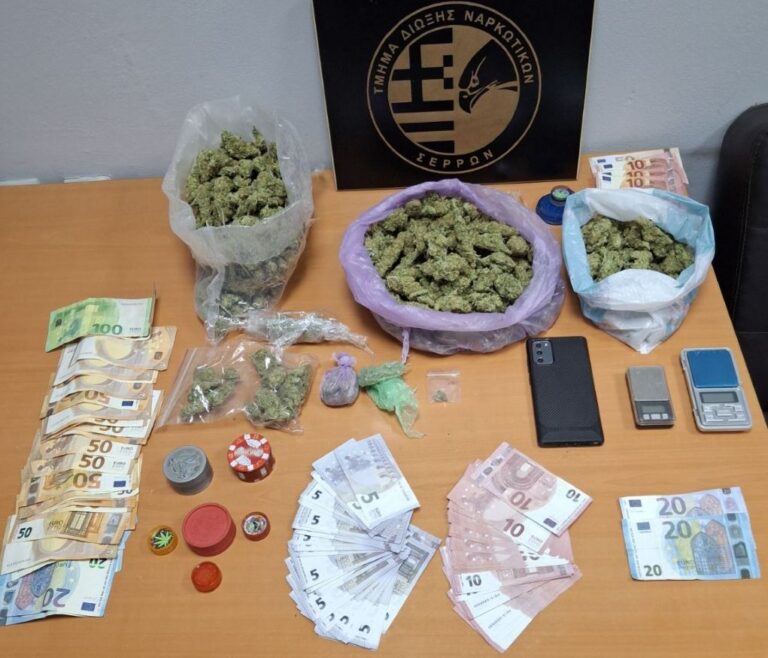 Έκρυβε στο σπίτι του πάνω από ένα κιλό κάνναβη και πλαστά χαρτονομίσματα