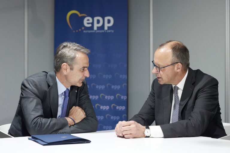 Συναντήσεις του Πρωθυπουργού στο περιθώριο του συνεδρίου του ΕΛΚ – Τόνισε την επιτακτική ανάγκη ενίσχυσης της ευρωπαϊκής άμυνας