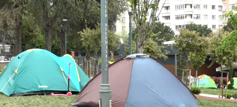 Σε σκηνές διανυκτερεύουν οι κάτοικοι της Κωνσταντινούπολης- Εκτός σπιτιού για δεύτερη νύχτα 100.000 άτομα