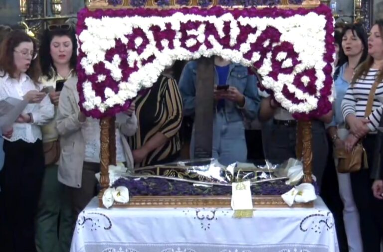 Αγία Παρασκευή Λέσβου: Με λουλούδια από τους κήπους οι γυναίκες στολίζουν τον Επιτάφιο- Ο θρήνος της Παναγίας και τα μοιρολόγια