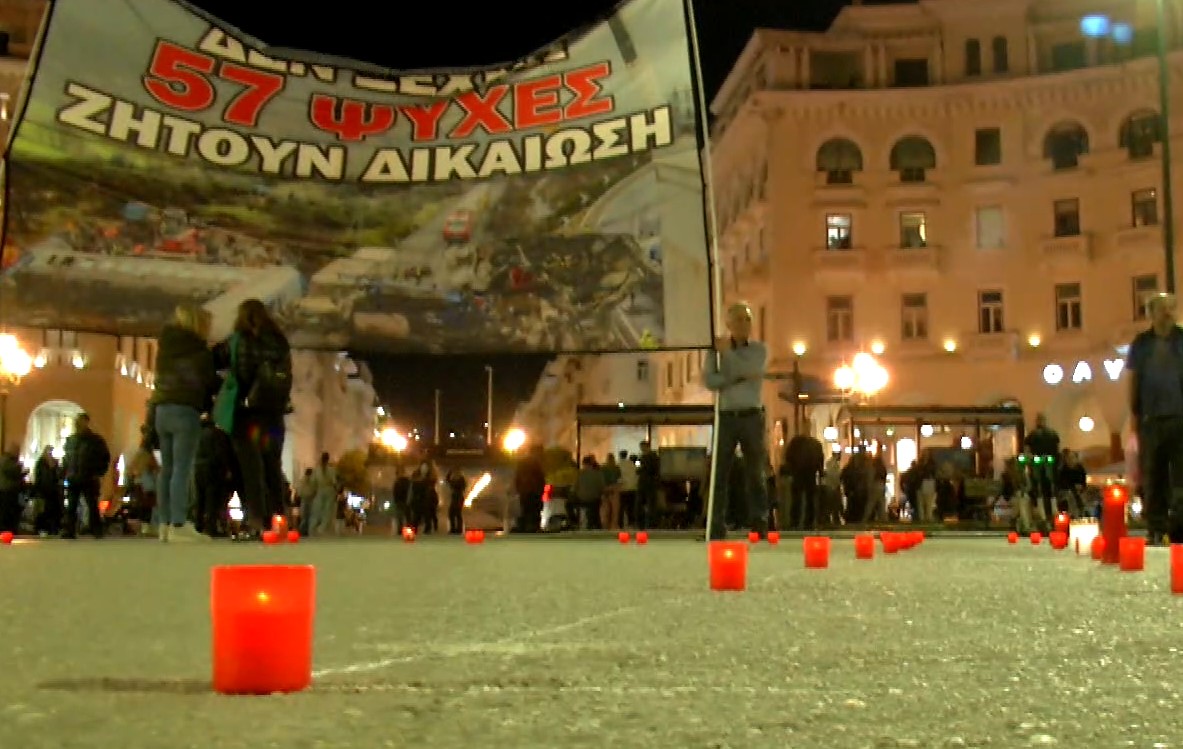 Θεσσαλονίκη: 57 κεριά άναψαν στην πλατεία Αριστοτέλους για τα θύματα της τραγωδίας των Τεμπών