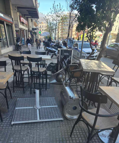 Θεσσαλονίκη: Ομπρέλα καταστήματος χτύπησε στο κεφάλι ηλικιωμένη γυναίκα εξαιτίας των ισχυρών ανέμων