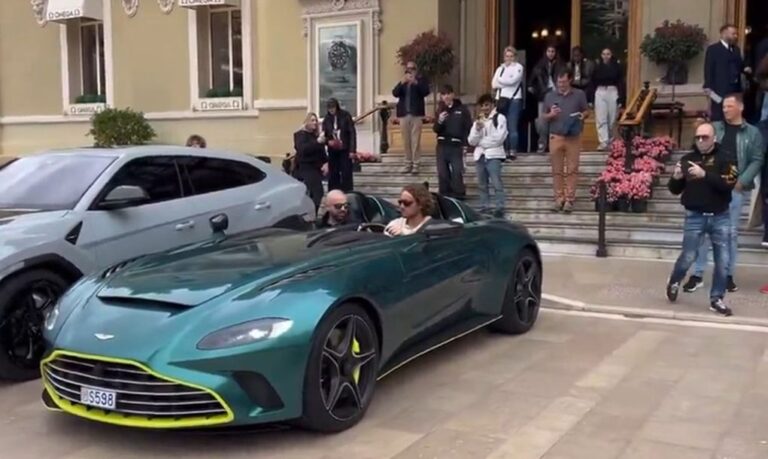 Mε την εντυπωσιακή Aston Martin V12 Speedster εμφανίστηκε στο Μόντε Κάρλο ο Στέφανος Τσιτσιπάς (video)