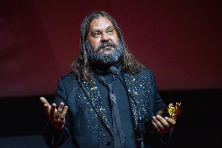 Ο Γουόρικ Θόρντον για την ταινία “The New Boy”: «Είναι η τέλεια στιγμή για λίγη μαγεία»