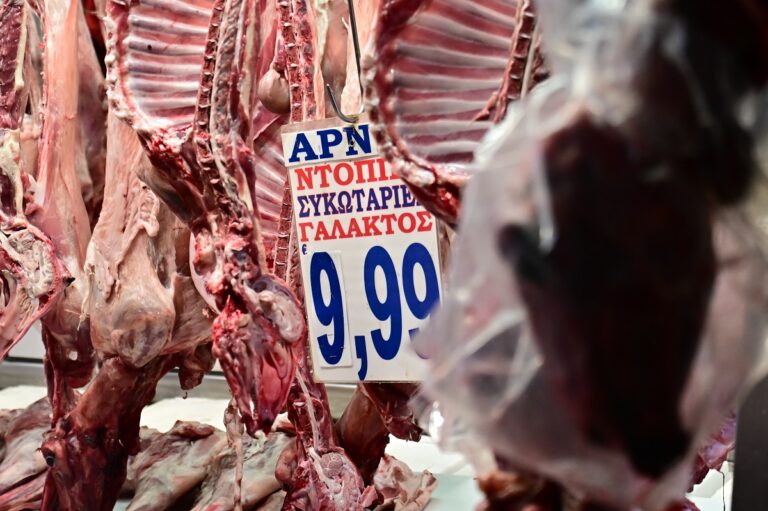 Γιορτινό τραπέζι: Τα απαραίτητα αγοράζει ο κόσμος από τη Βαρβάκειο και το Καπάνι – Μικρή πτώση στις τιμές σήμερα