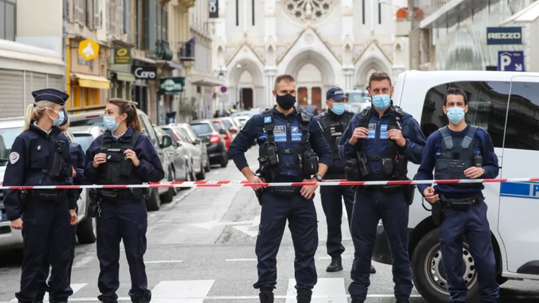 Γαλλία: Τρία άτομα ηλικίας μεταξύ 19 και 24 ετών κρατούνται ως ύποπτα για προετοιμασία τρομοκρατικής ενέργειας