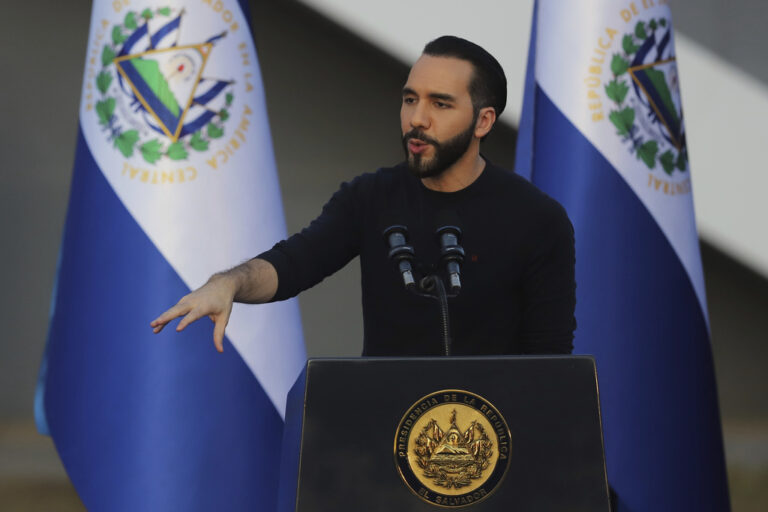 Ο πρόεδρος του Σαλβαδόρ Μπουκέλε προτείνει στον ομόλογό του της Βενεζουέλας Μαδούρο «ανταλλαγή κρατουμένων»