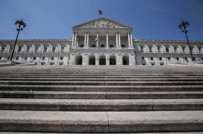 Πορτογαλία: Τεχνική ισοπαλία Κεντροδεξιάς και Σοσιαλιστών ενόψει των πρόωρων εκλογών της 18ης Μαΐου