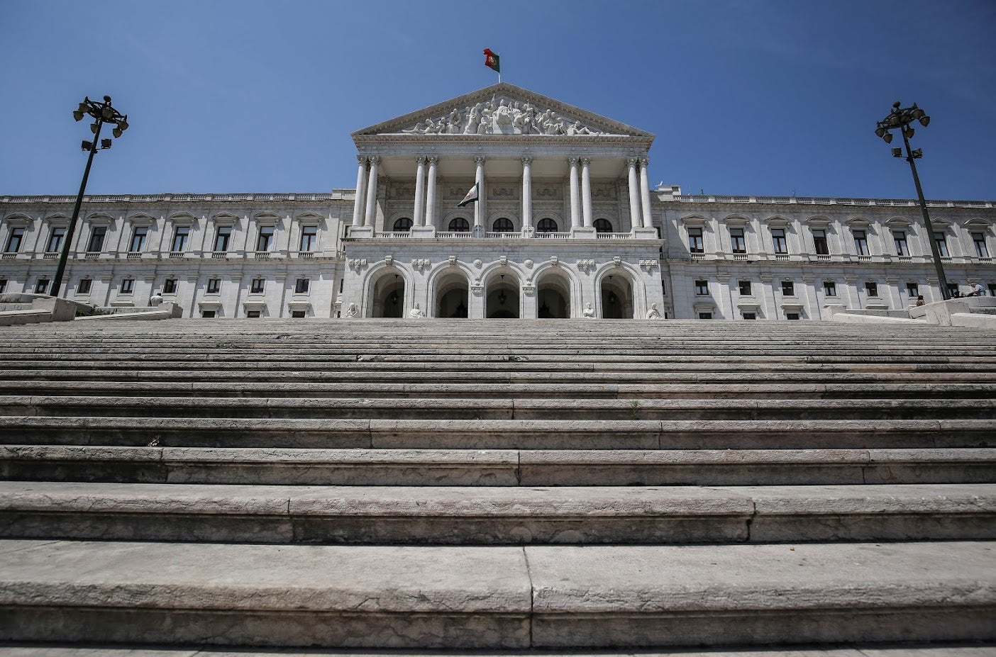 Πορτογαλία: Τεχνική ισοπαλία Κεντροδεξιάς και Σοσιαλιστών ενόψει των πρόωρων εκλογών της 18ης Μαΐου