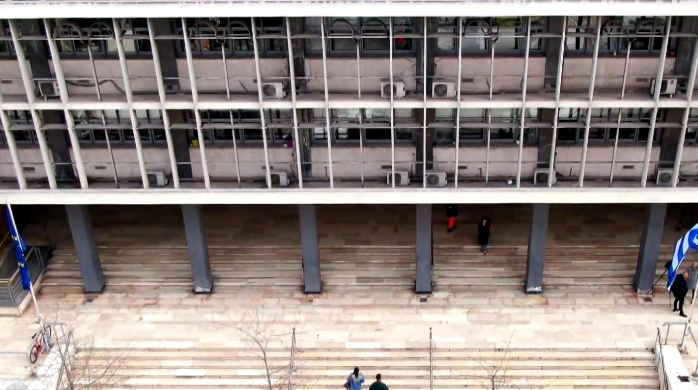 Θεσσαλονίκη: 51χρονος καταδικάστηκε για φθορές σε τζάμι στα επείγοντα του ΑΧΕΠΑ – Τον «εξαγρίωσε» η αναμονή